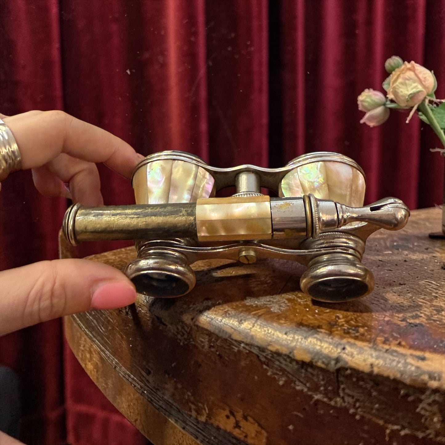 Antico binocolo opera glasses in madreperla con manico telescopico, ca 1890-1910