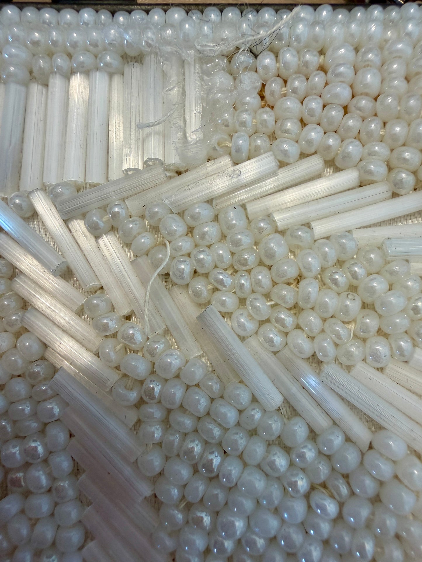 Elegante borsetta clutch da cerimonia anni ‘50 da polso/gomito in perline bianche