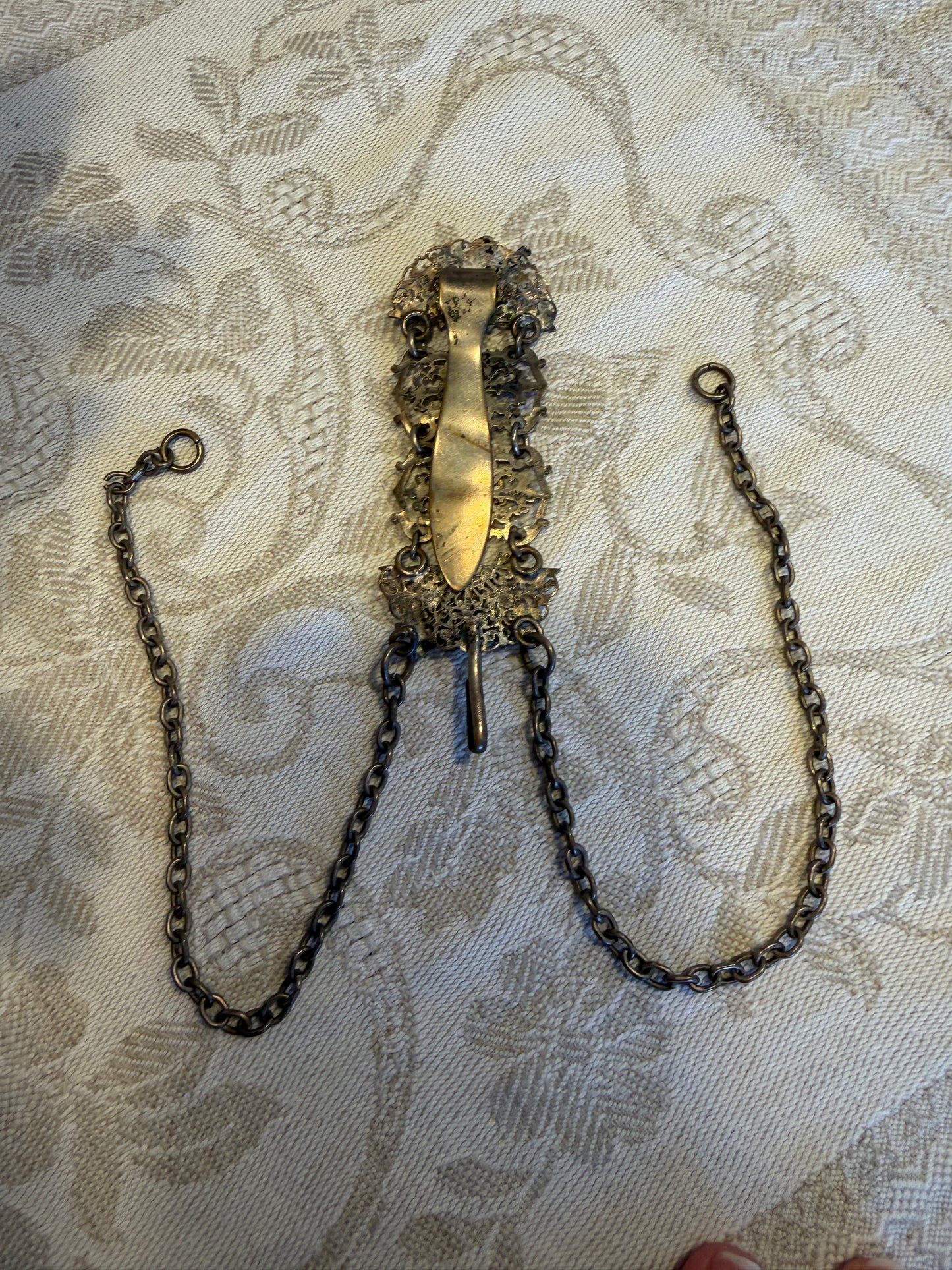Chatelaine reggi calze con putti, lega metallica, fine ‘800 - primo ‘900