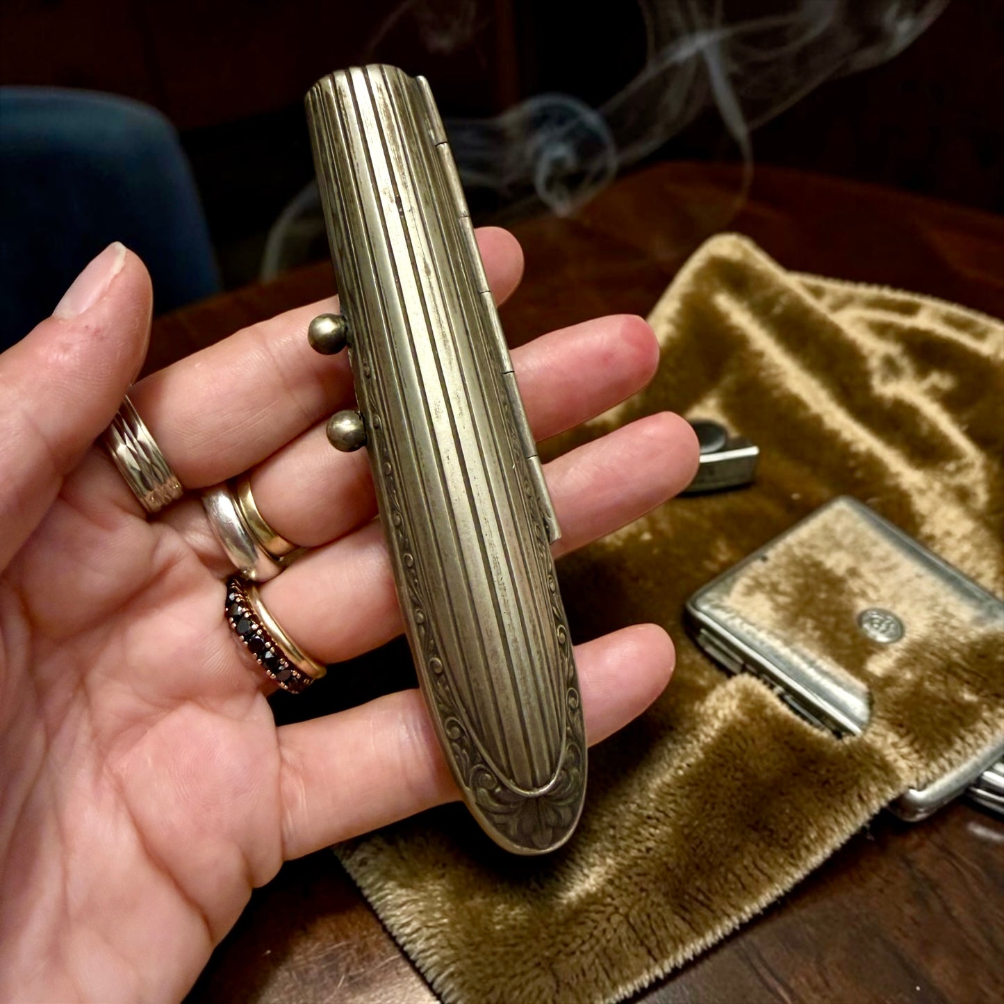 Elegante porta sigaro da viaggio anni ‘30 in alpacca, con cigarillo d’epoca e bocchino