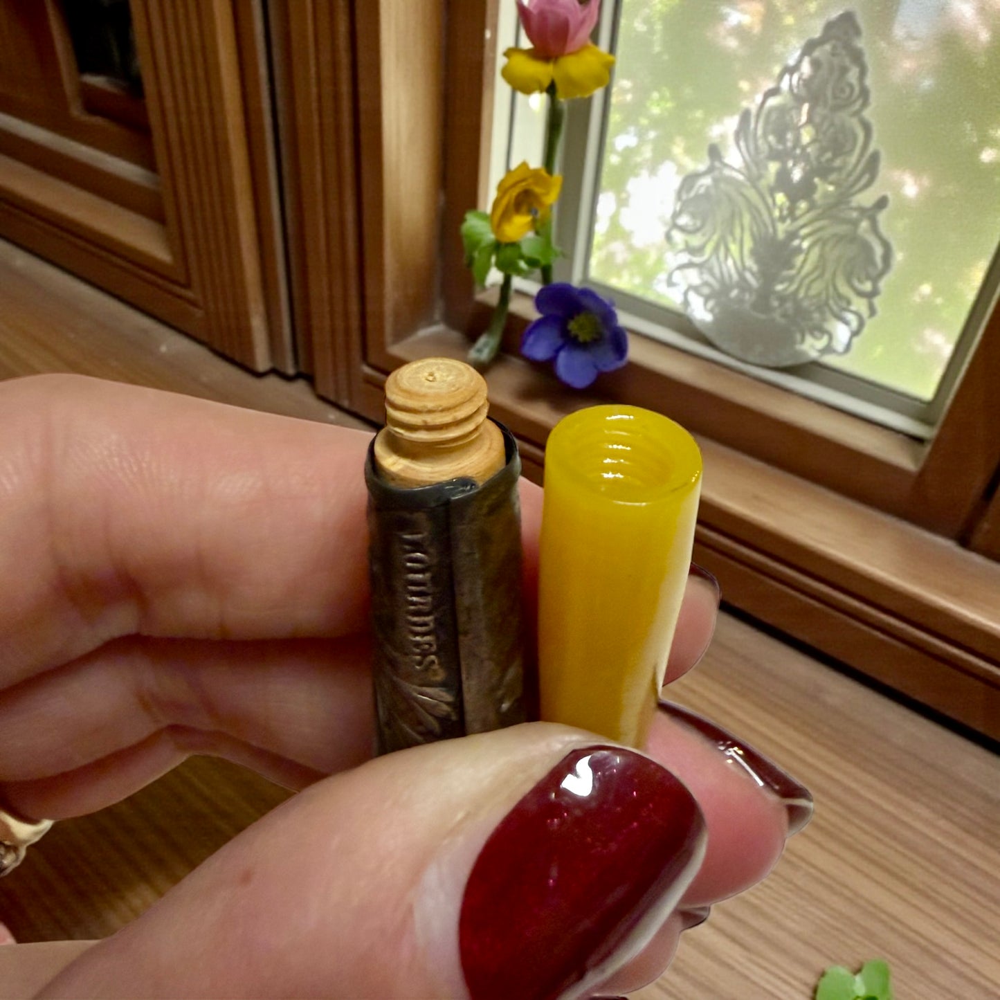 Bocchino antico gioiello con argento a sbalzo e scena apparizione Lourdes