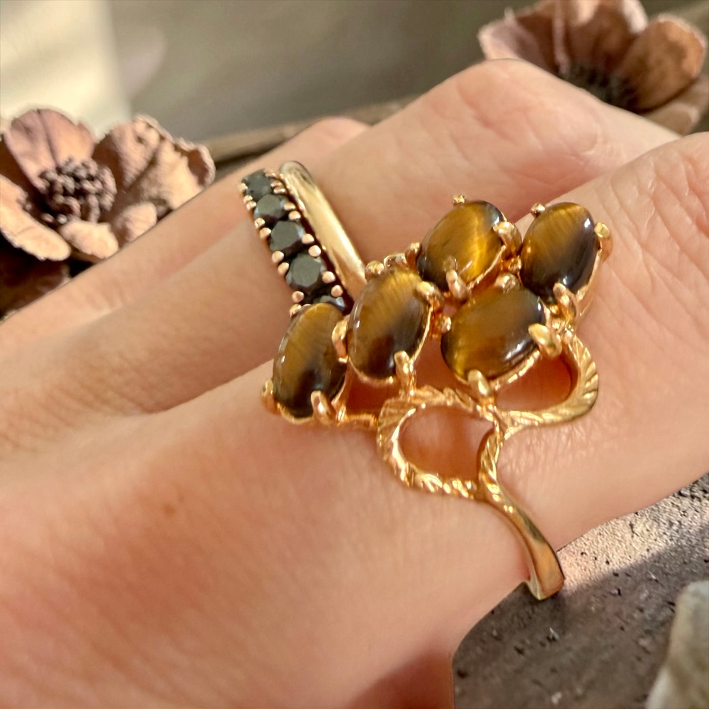 Anello in argento 925 placcato oro con cinque pietre occhio di tigre