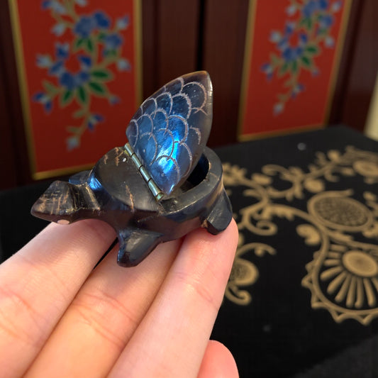 Tabacchiera da tasca in corno intagliato a guisa di tartaruga, metà ‘900