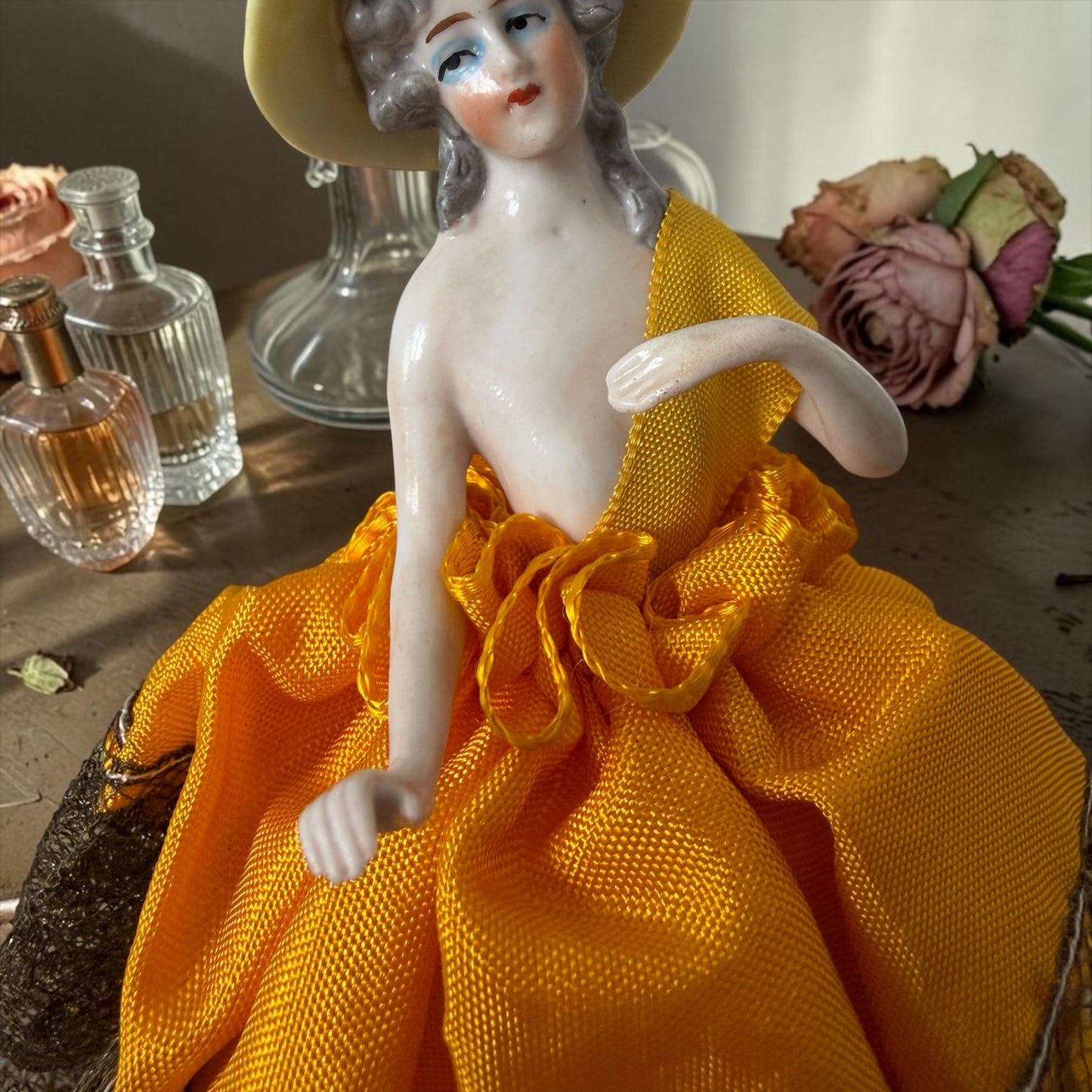 Half doll anni ‘40 ca con abito in pizzo e applicazioni floreali con scomparto nascosto per cipria