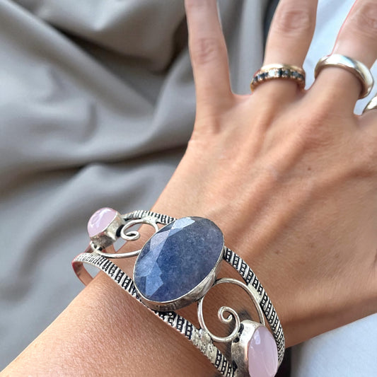 Bracciale semi rigido placcato argento con lapis centrale e due cabochon quarzo rosa