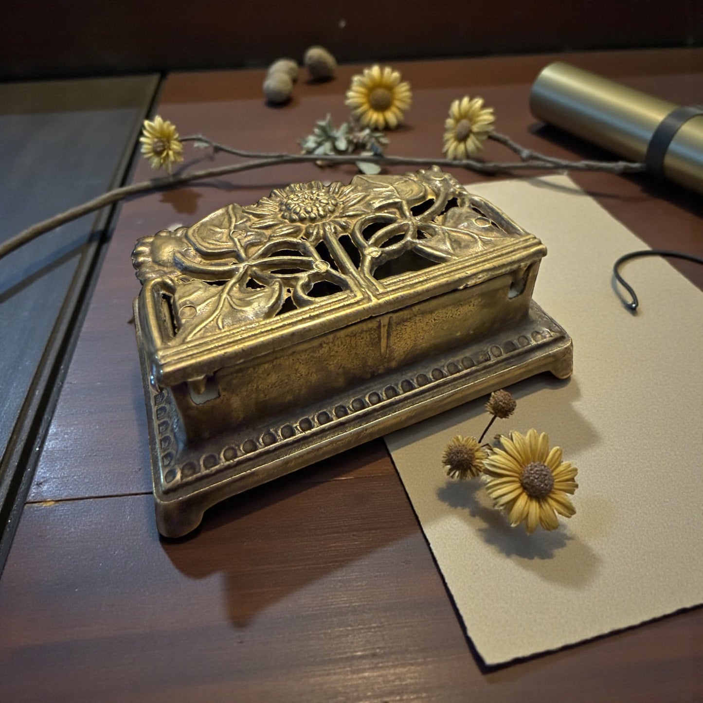 Cofanetto in ottone Liberty a scomparti da scrivania, per francobolli