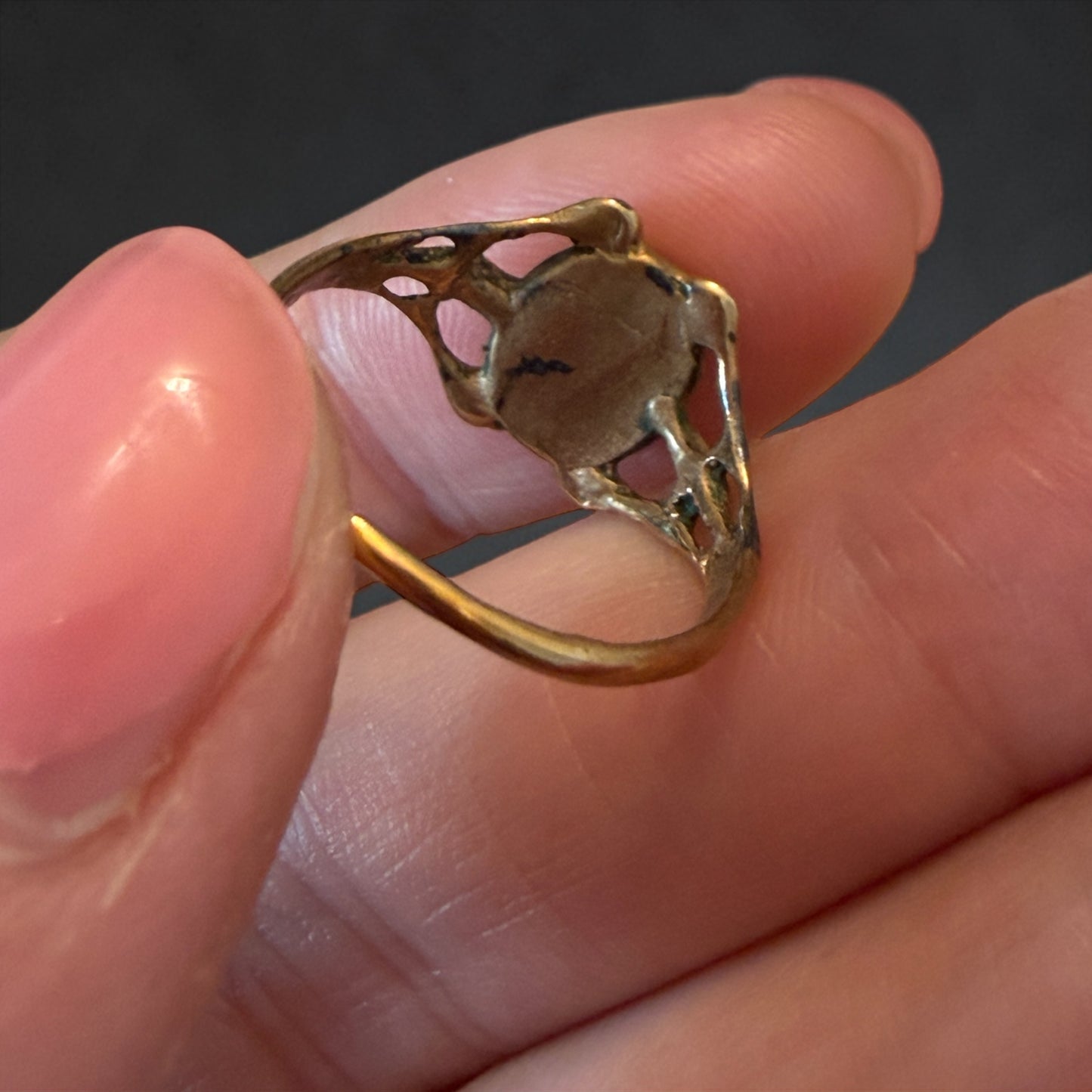 Anello placcato oro basso con cabochon malachite, linee liberty