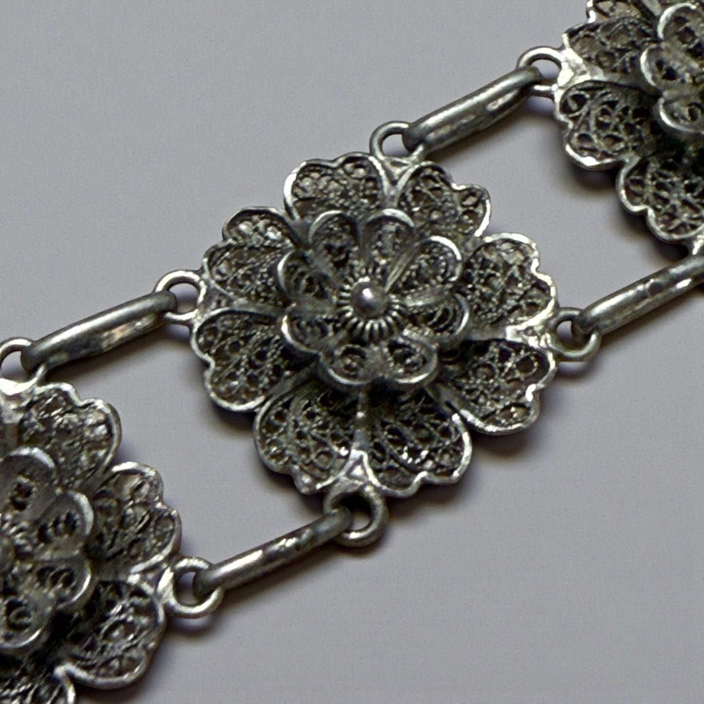 Antico bracciale, fine filigrana d’argento a motivi floreali, Dipartimento della Senna