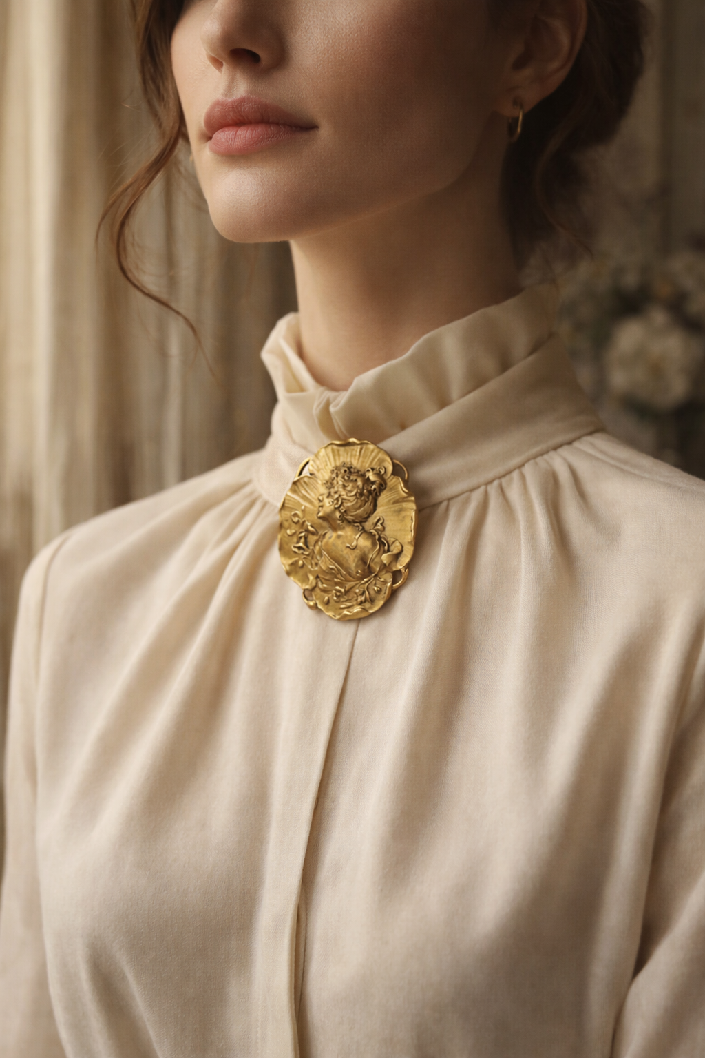 Spilla Art Nouveau dorata con archetipo di donna primissimo ‘900