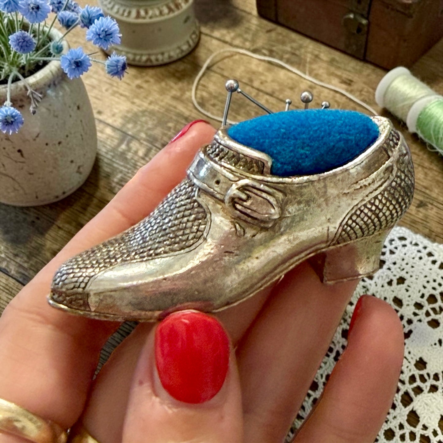 Puntaspilli vintage a guisa di deliziosa scarpetta argentata con cuscinetto blu