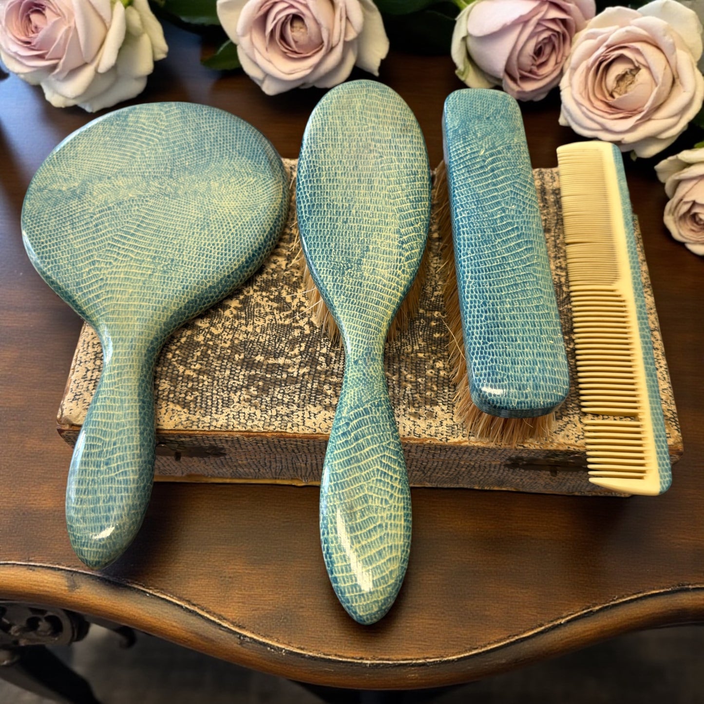 Set da toeletta in valigetta, finta pelle turchese, manifattura inglese “Sembla” fine anni ‘40