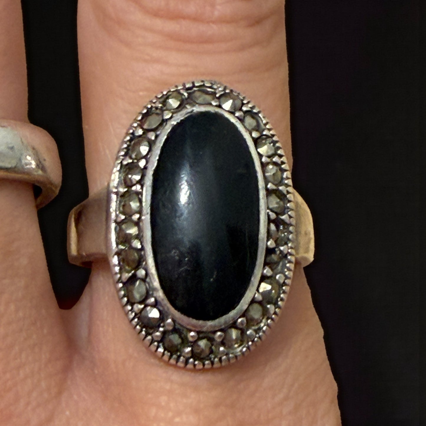 Anello in argento con jet e marcasiti