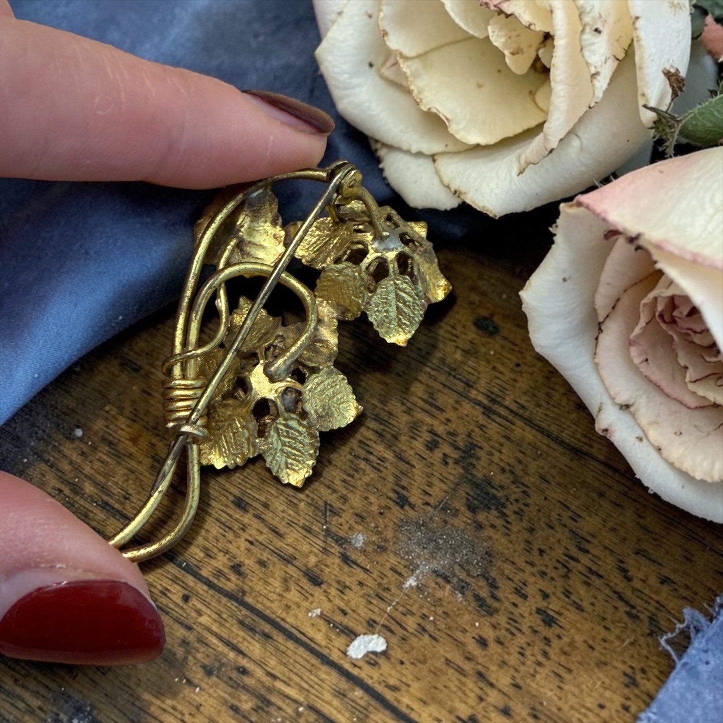 Spilla dorata con vetri blu a bouquet, secondo dopoguerra