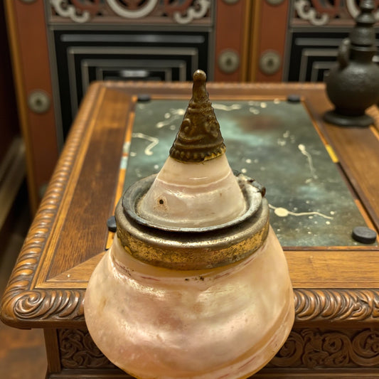 Snuff Bottle in conchiglia madreperla lavorata, India-Nepal metà ‘900