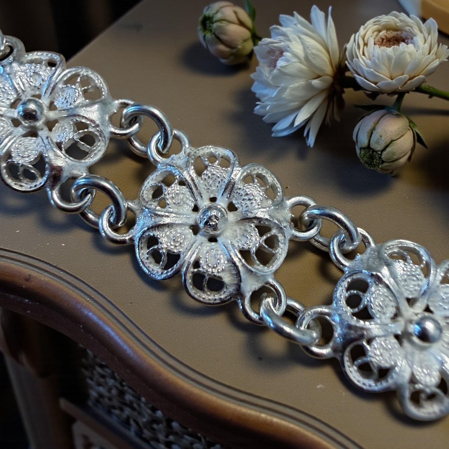 Bracciale anni ‘60 filigrana in argento 800 ad elementi floreali