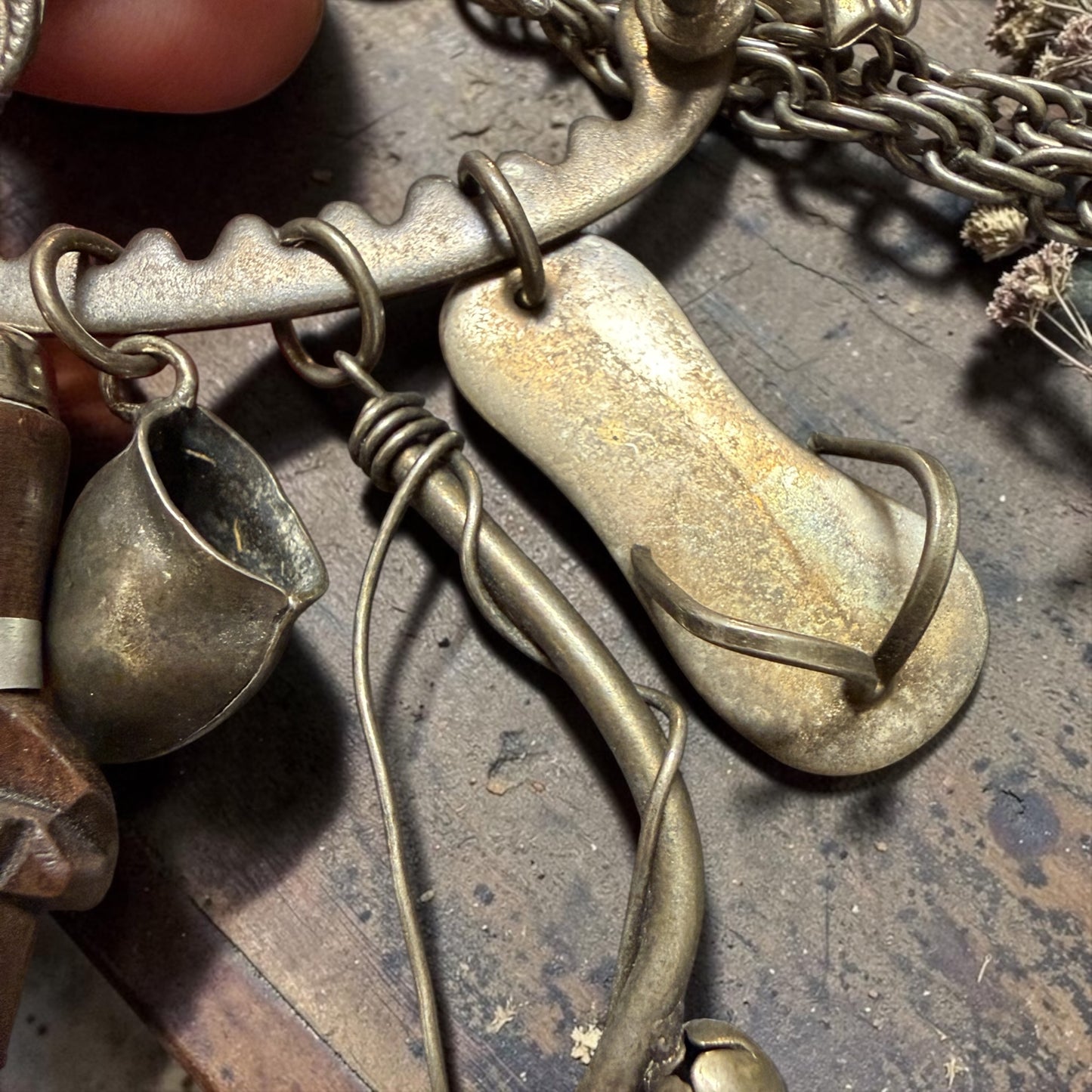 Penca de balangandã con catena, mano figa e birimbau