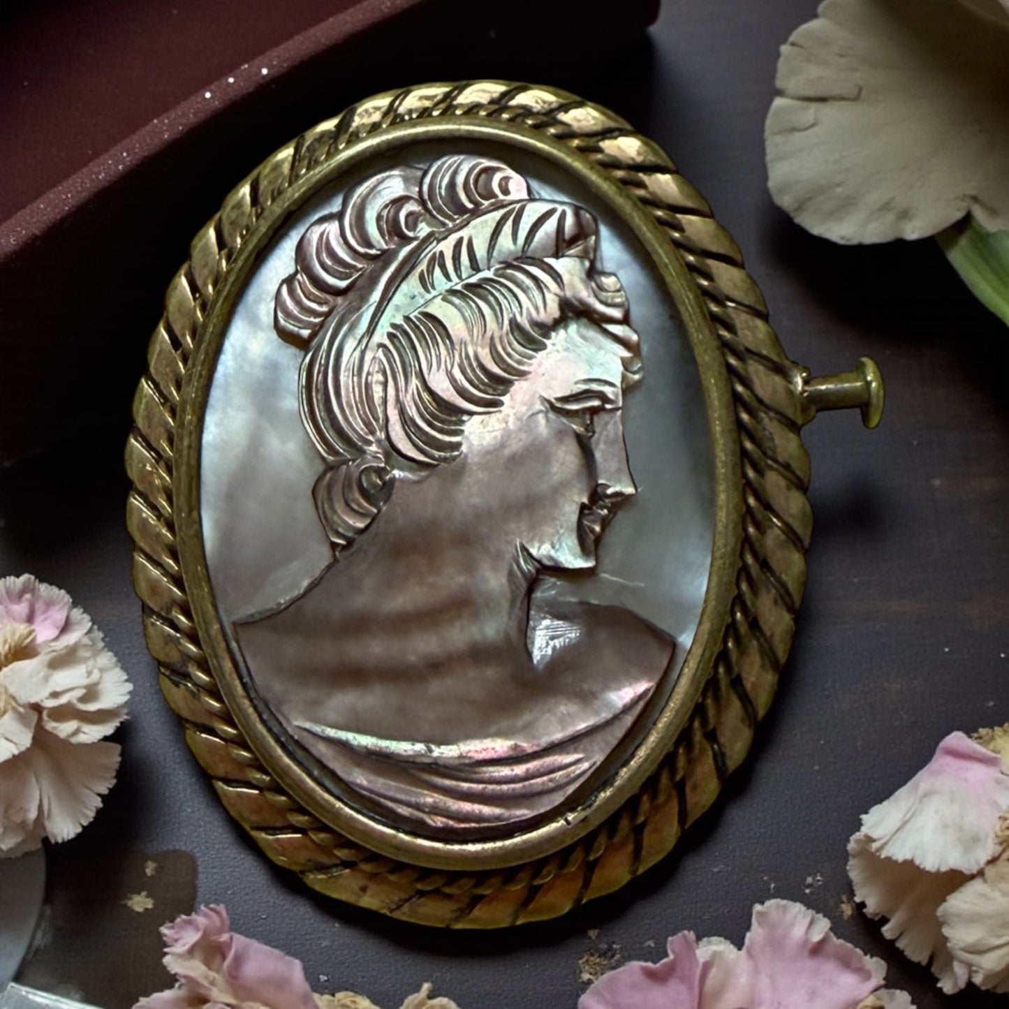 Splendido antico cammeo su madreperla di primo novecento in cornice dorata, doppio uso spilla - pendente