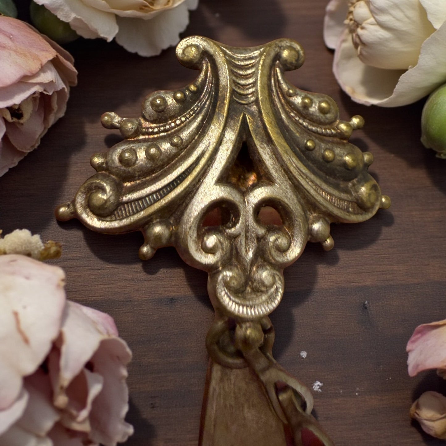 Antica chatelaine ad una catena con fermaglio neo rococò, fine ‘800 inizio ‘900