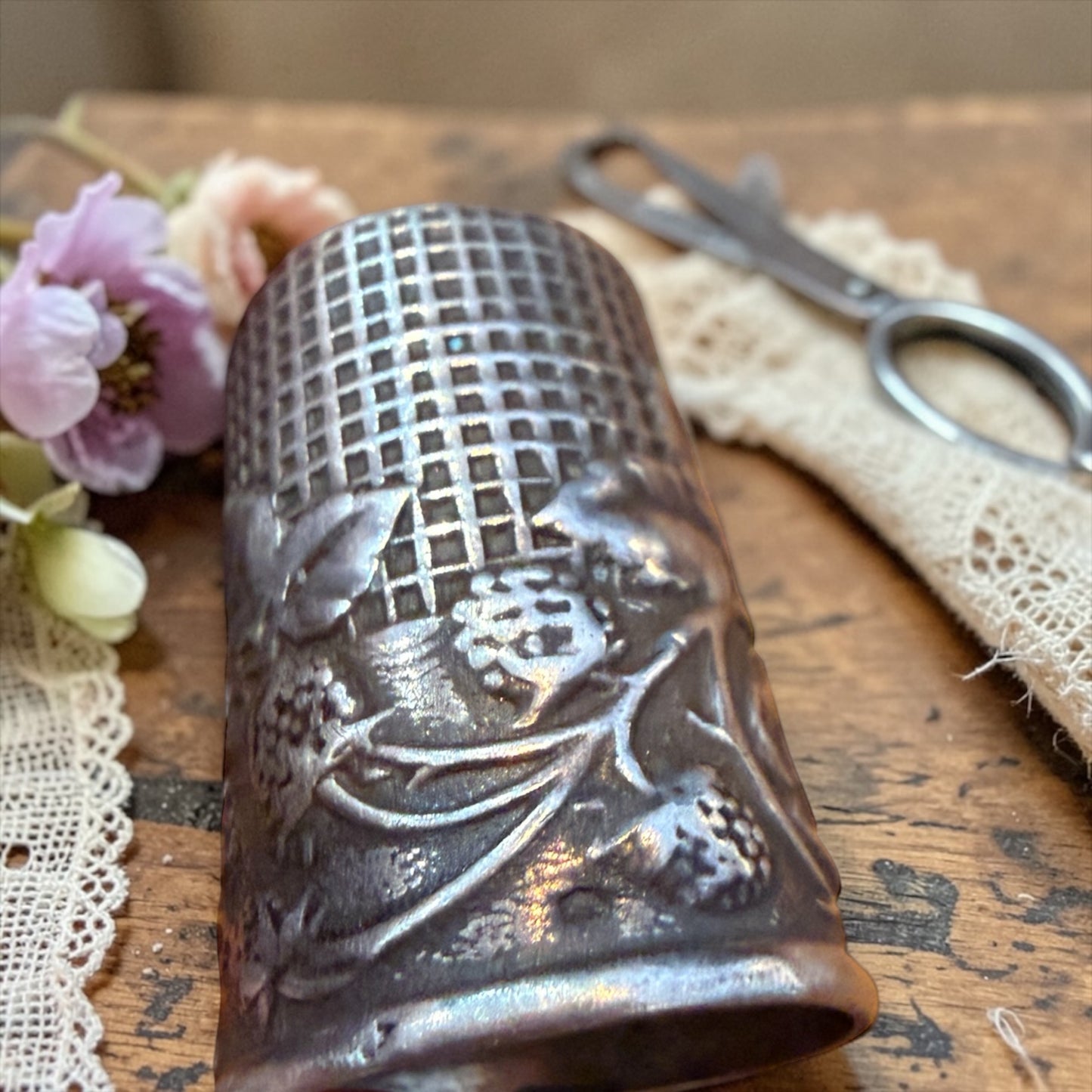 Porta ditale da chatelaine con ditale interno in argento pieno decorato con fragole, fine ‘800