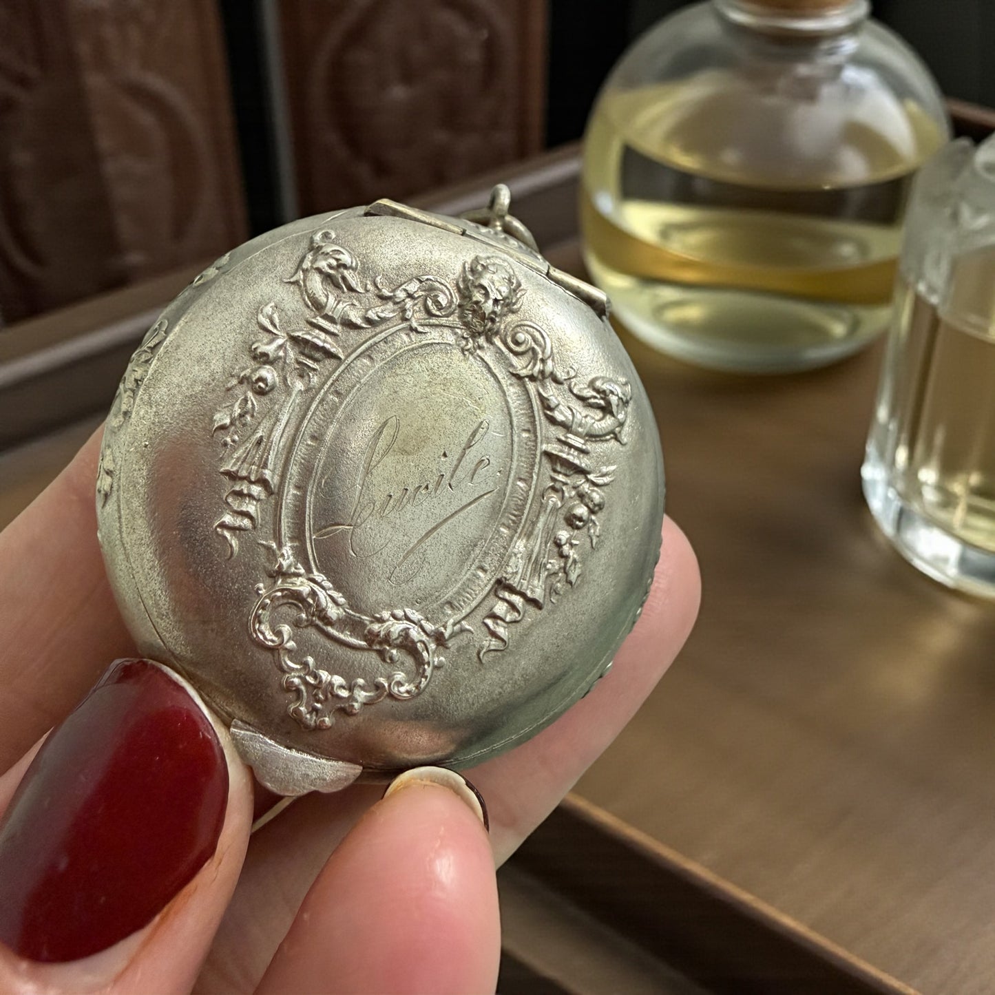 Stupendo porta cipria e specchi pendente da Chatelaine con incisione Lucile, ca 1920