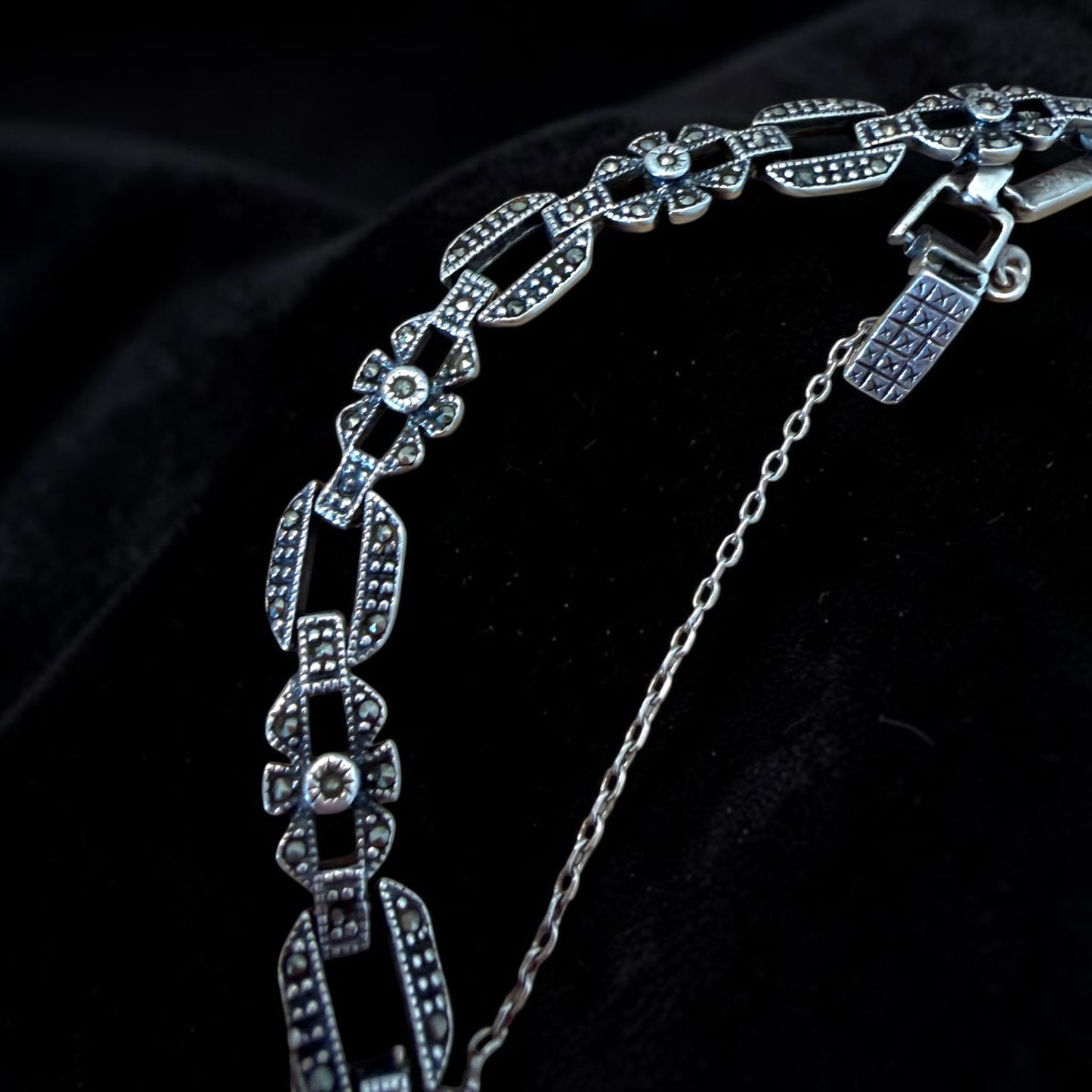 Bracciale art déco revival in argento e marcasiti con catenella di sicurezza