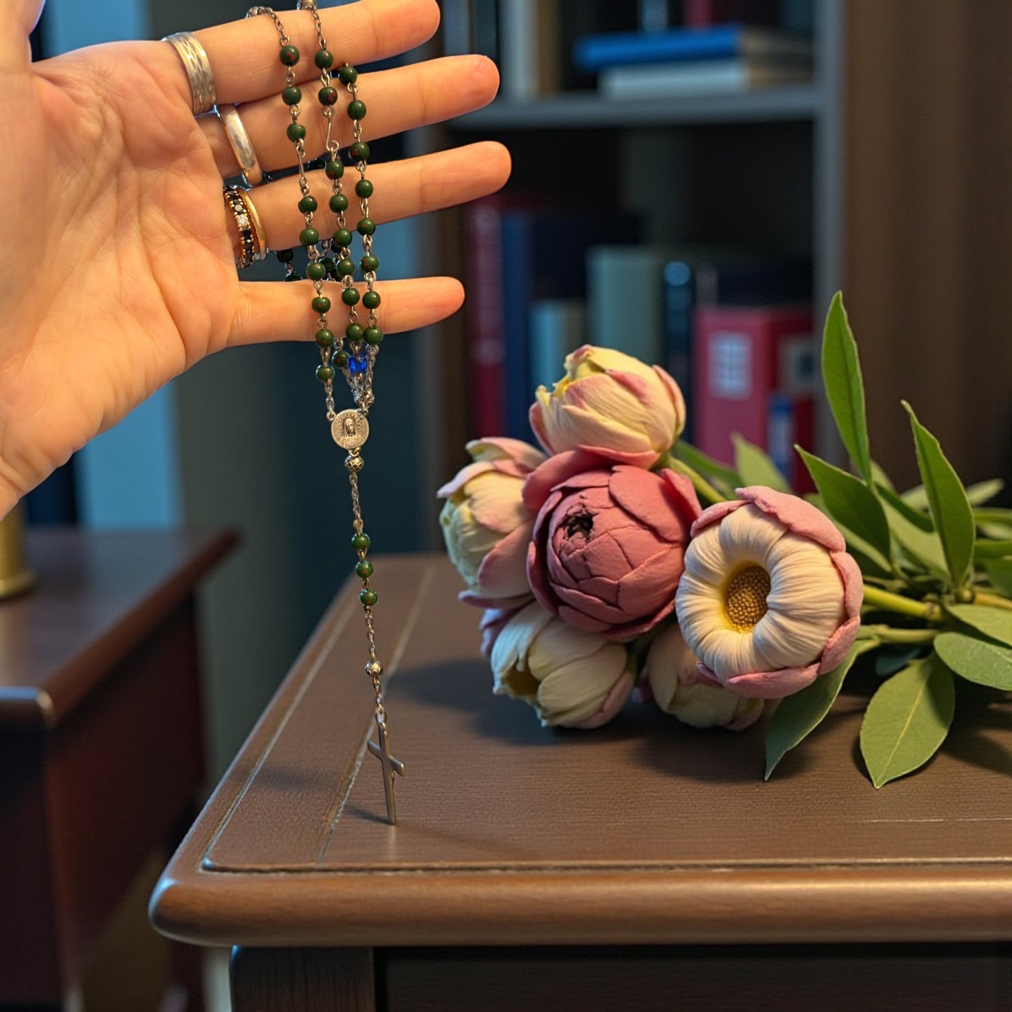 Antico rosario ca 1900 in argento e diaspro verde maculato, con perla segnaposto blu