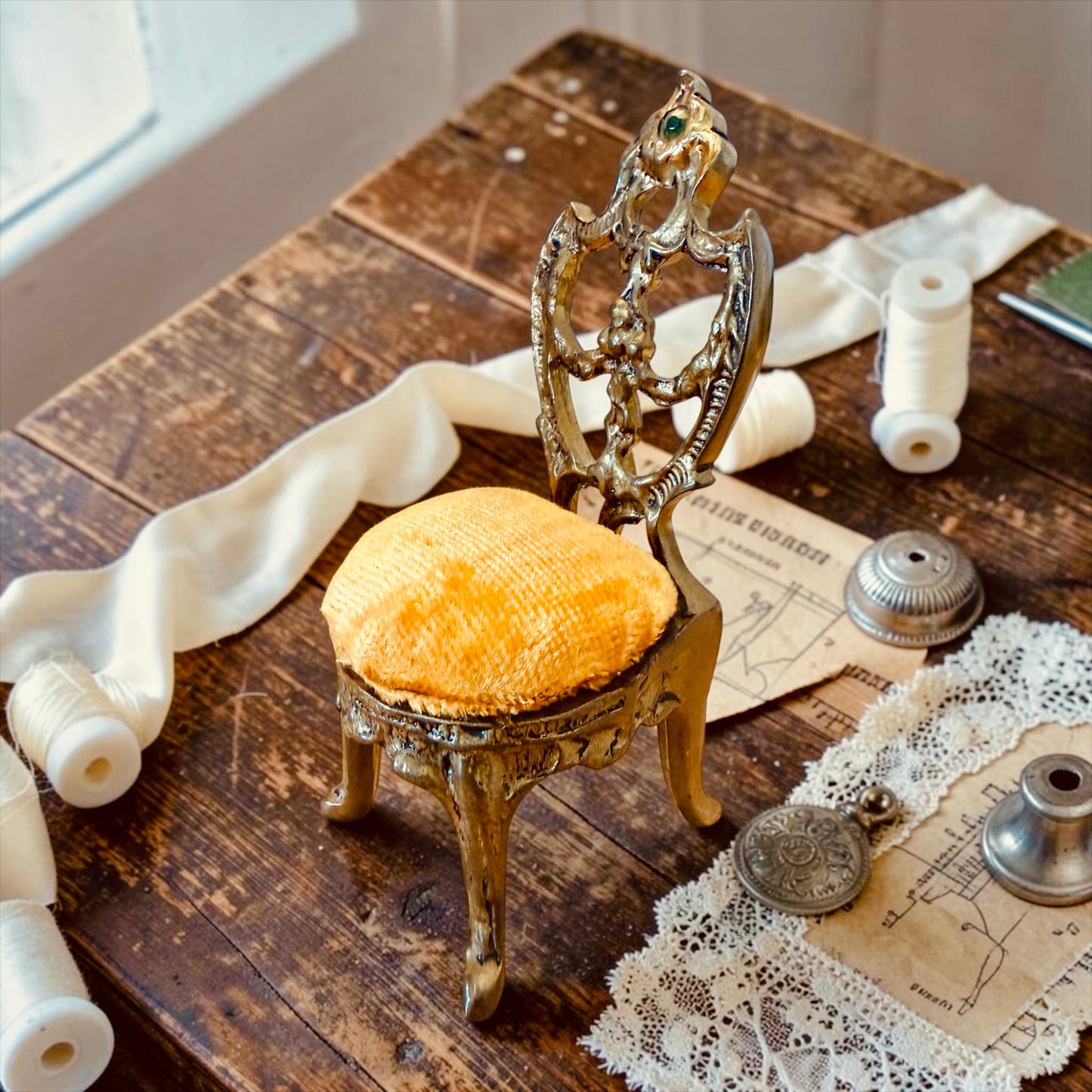 Delizioso pin cushion puntaspilli a guisa di sedia da boudoir
