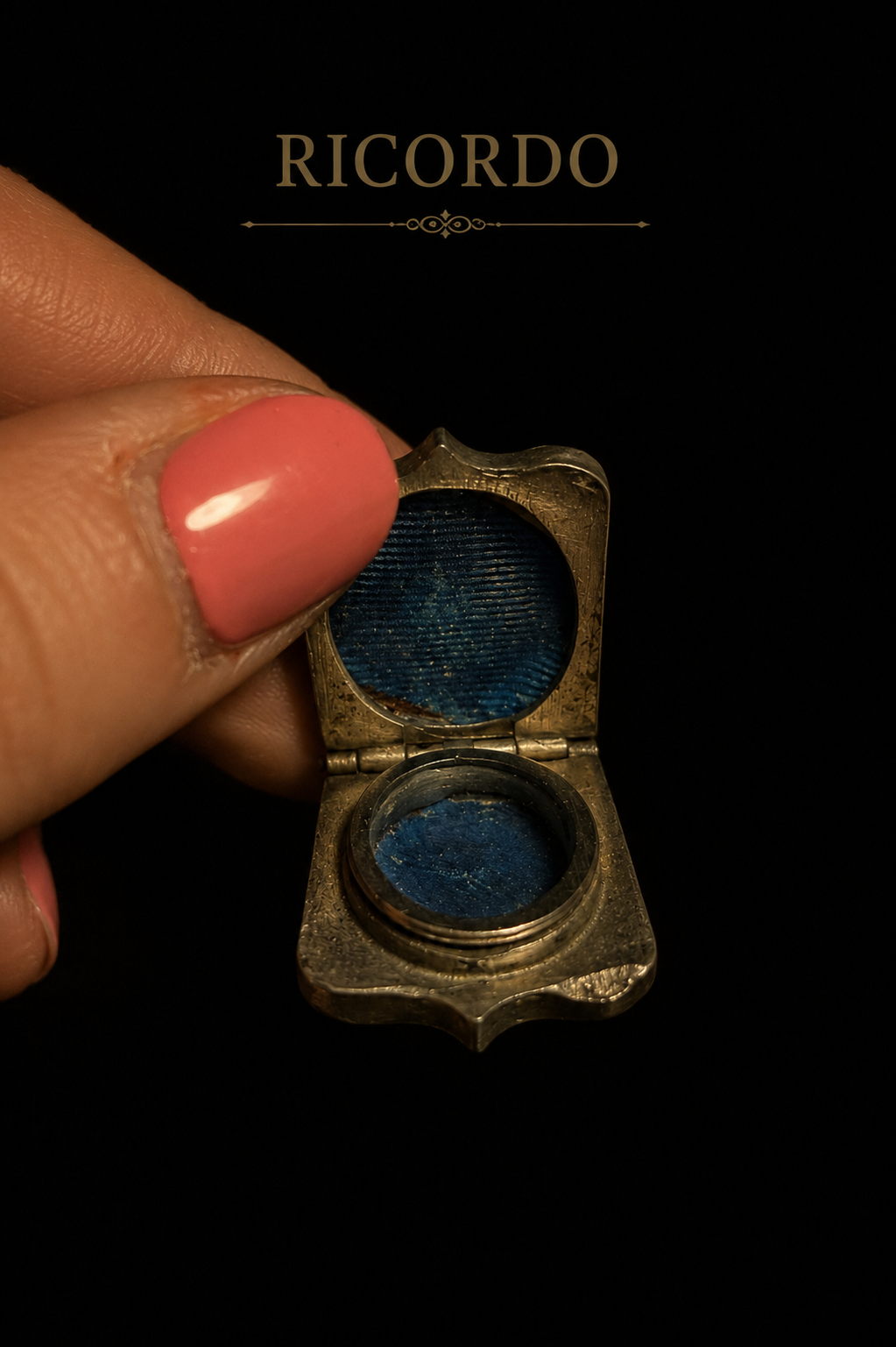 Antica guard chain con locket sentimentale apribile a guisa di stemma araldico