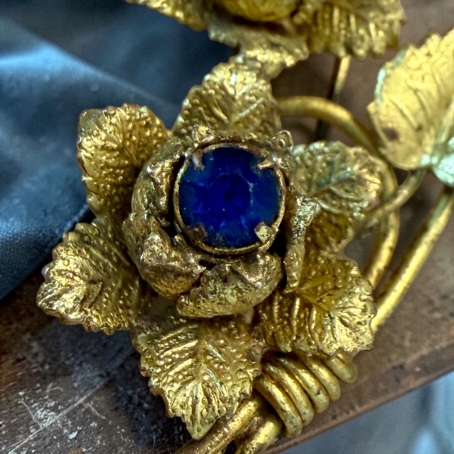 Spilla dorata con vetri blu a bouquet, secondo dopoguerra