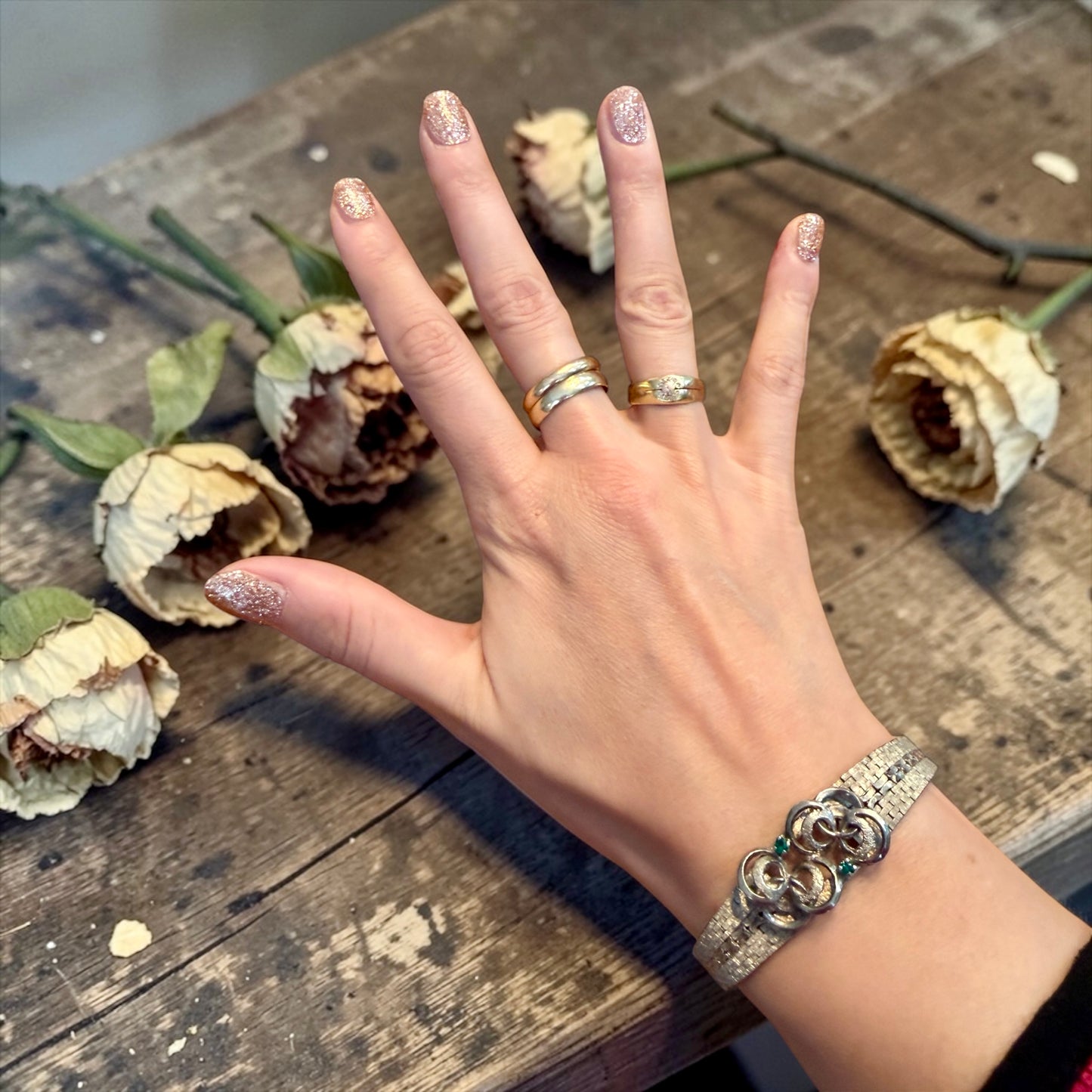 Bracciale in argento massiccio semirigido anni 60 modernista, con centrale lavorato e pietre