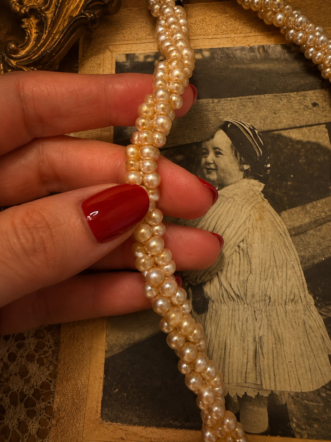 Collana vintage 50s a tre fili di perline torchon, chiusura a barilotto