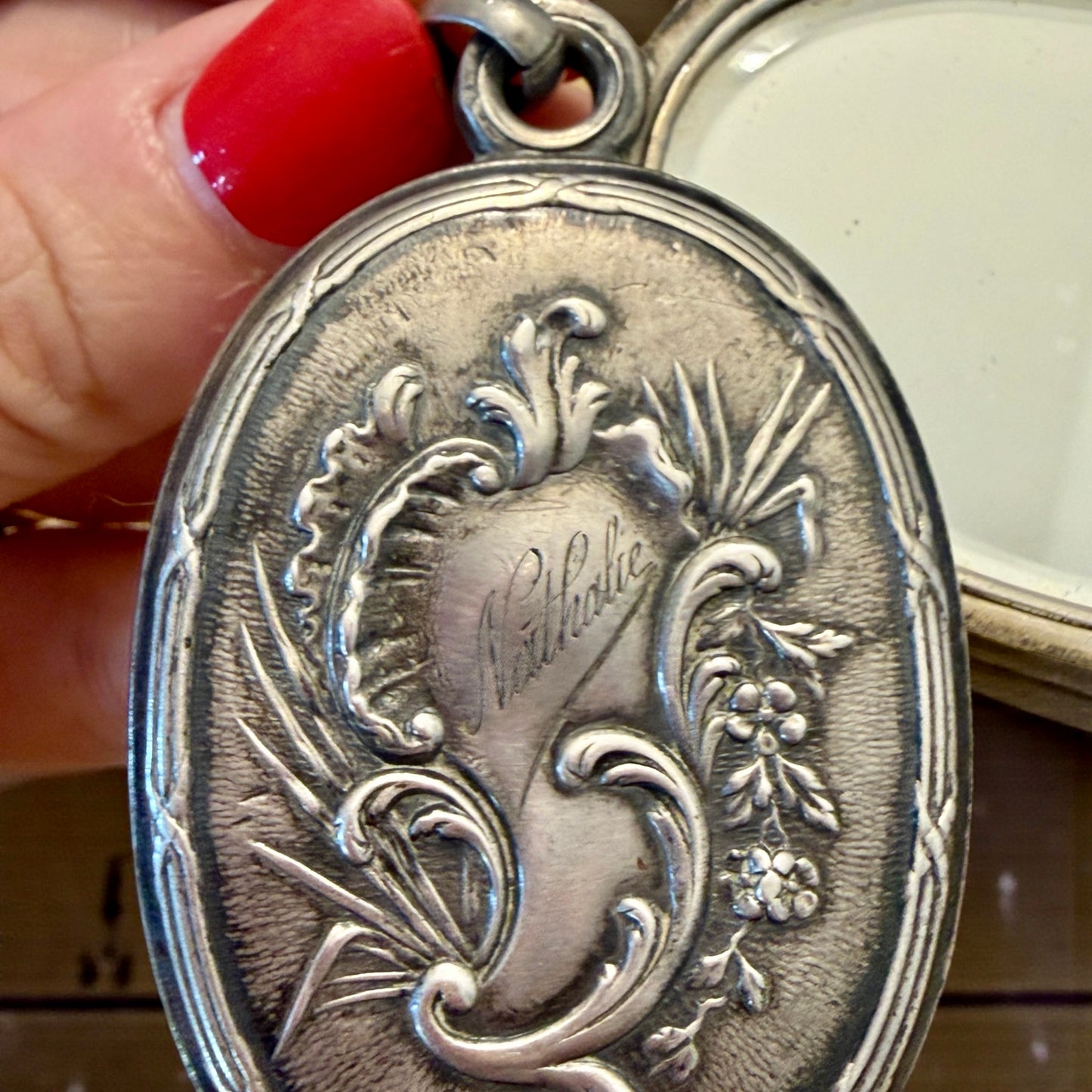 Medaglione in argento massiccio Art Nouveau fine ‘800 con specchio a scorrimento finemente inciso