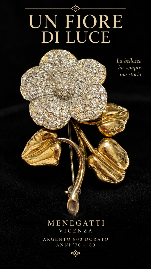 Splendida spilla a guisa di fiore in argento vermeil tempestata di castoni brillanti, II metà ‘900 manifattura vicentina