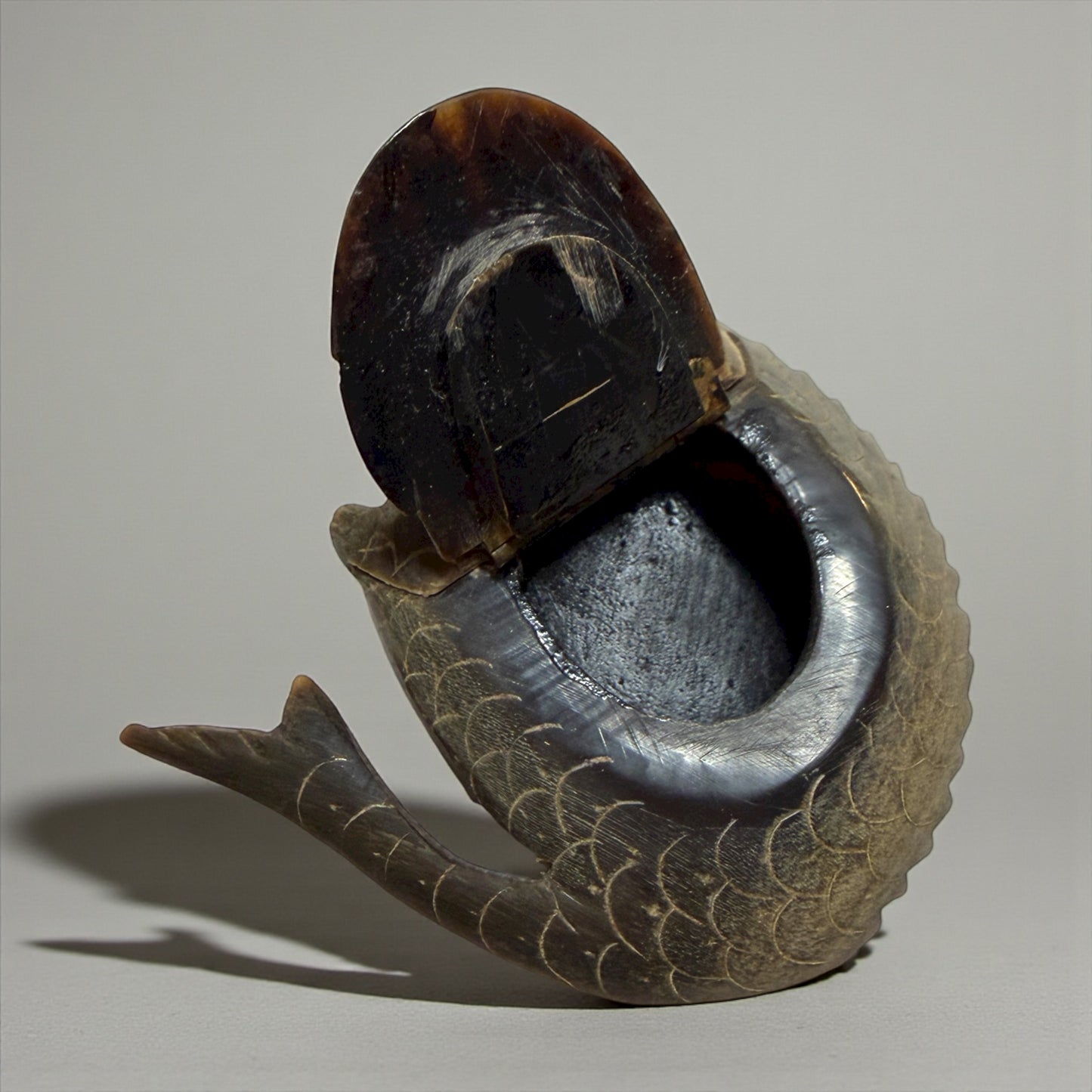 Antica tabacchiera corno zoomorfo a guisa di pesce ￼