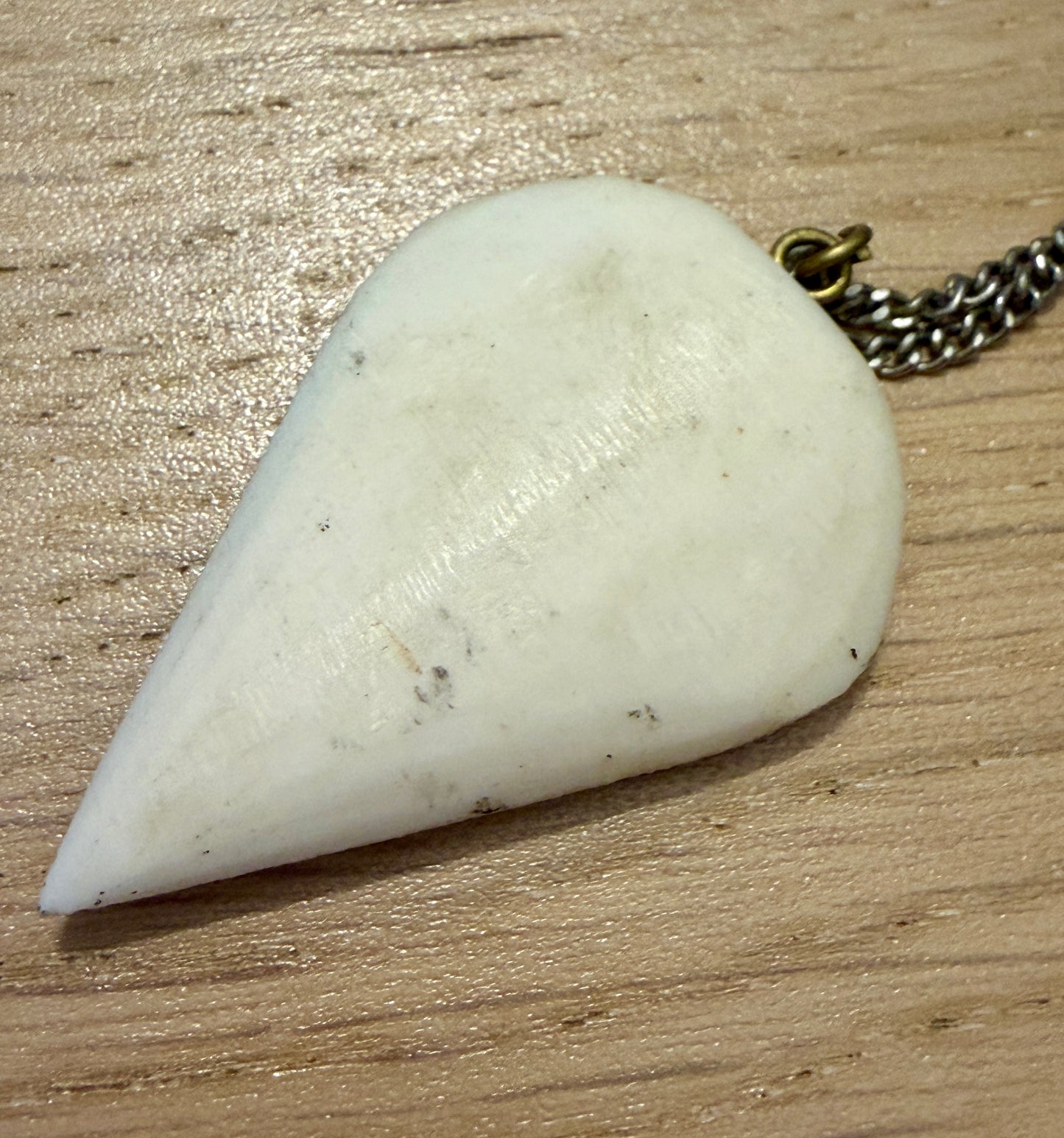 Ruota da preghiera tibetana in osso lavorato e decorato