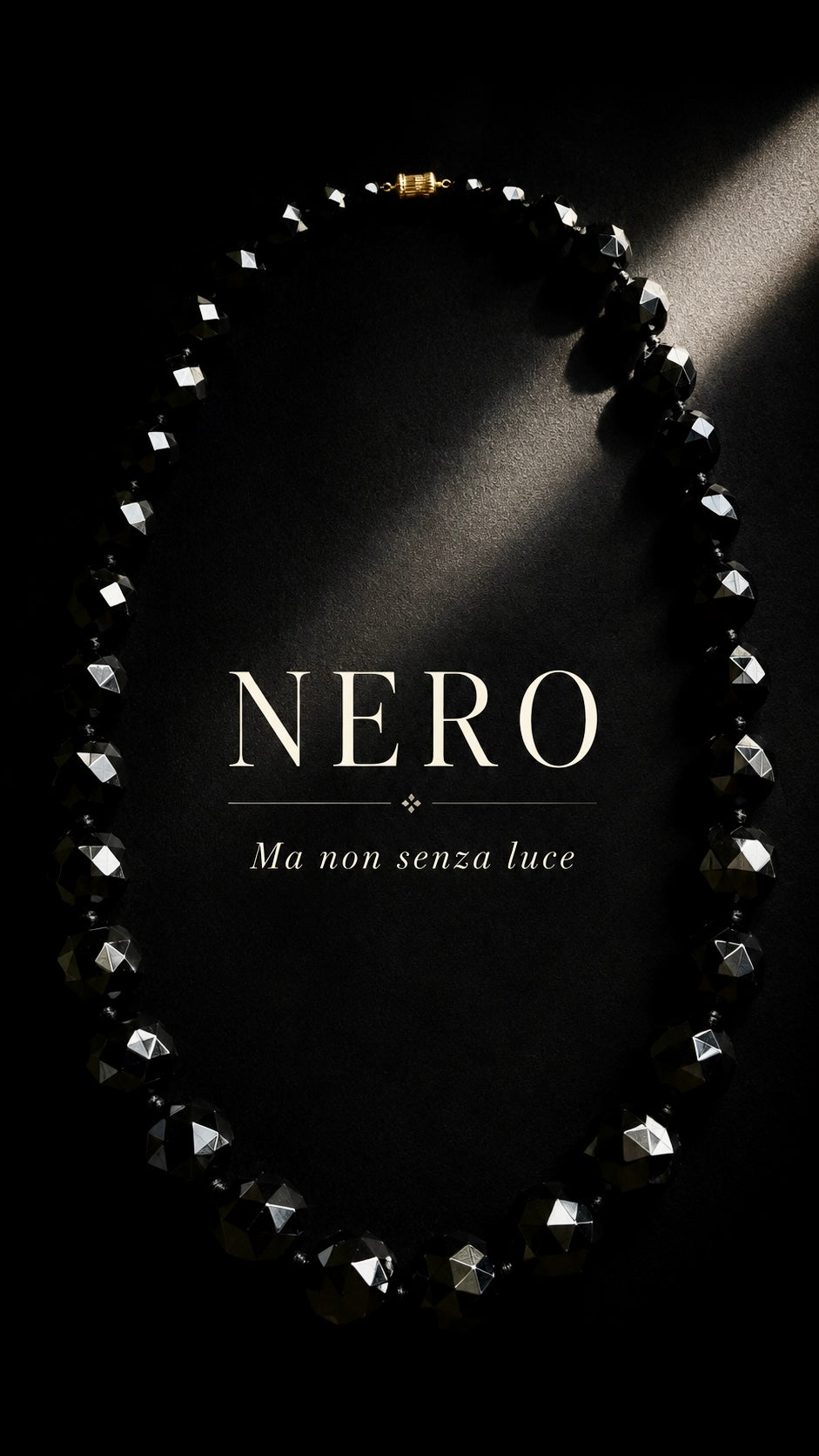 Collana 70 cm in grandi perle di vetro nero sfaccettato simil jet francese, anni 30-40