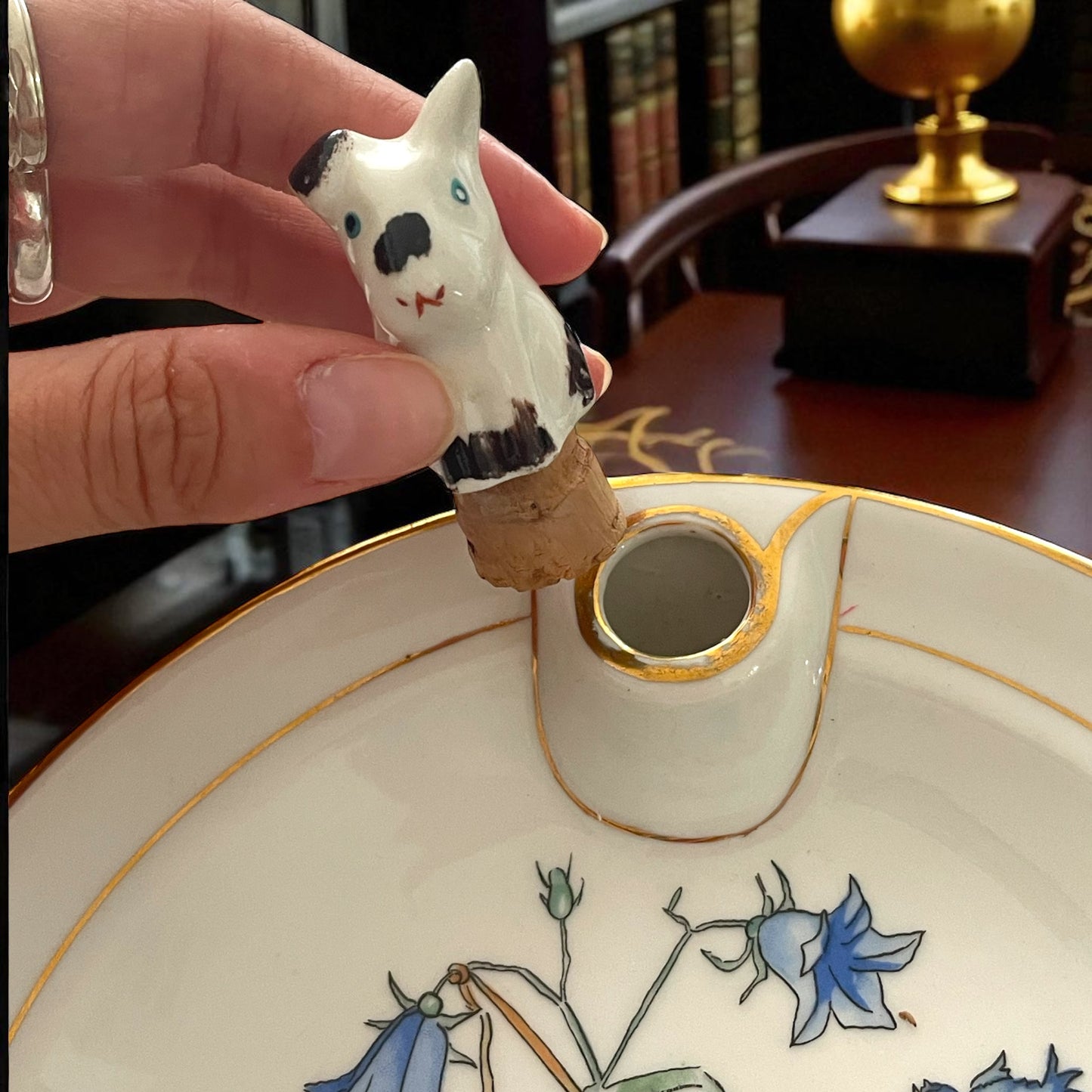 Antico piatto da pappa Limoges bordi oro e tappo a cagnolino, anni ‘50