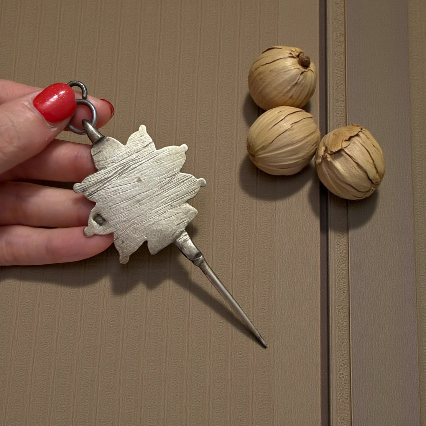 Grande fibula berbera in argento basso, punzonata a tergo, gioiello primo ‘900