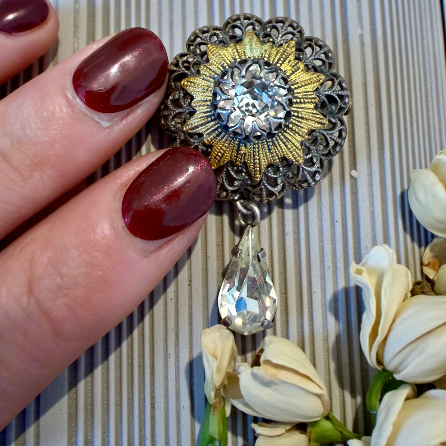 Spilla-pendente in filigrana a raggiera con cabochon brillante e goccia, primo ‘900