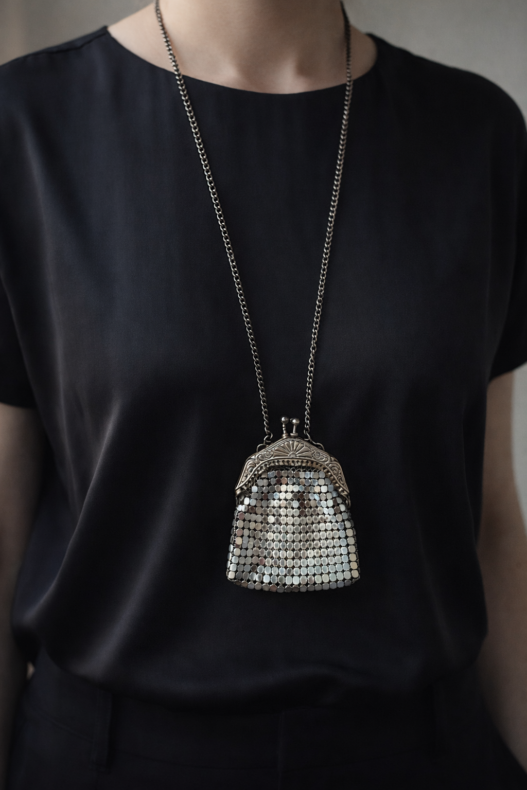 Borsellino con catena da collo, art déco maglia metallica argentata anni ‘30-‘40