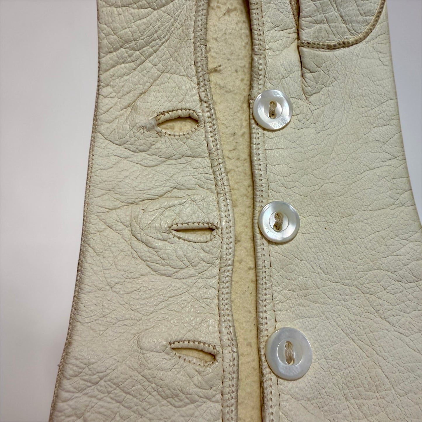 Antico set 1900 guanti lunghi da sera in pelle e scatola porta guanti con monogramma