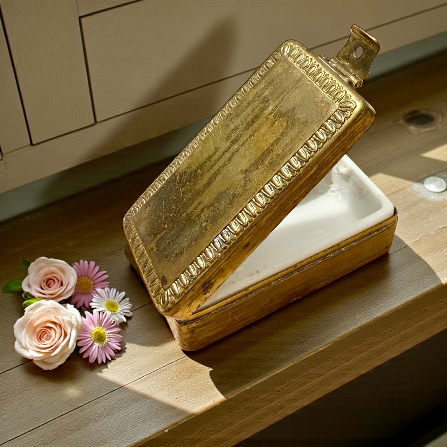 Scatola da barba primo ‘900, ottone e vaschetta in ceramica per crema da rasatura