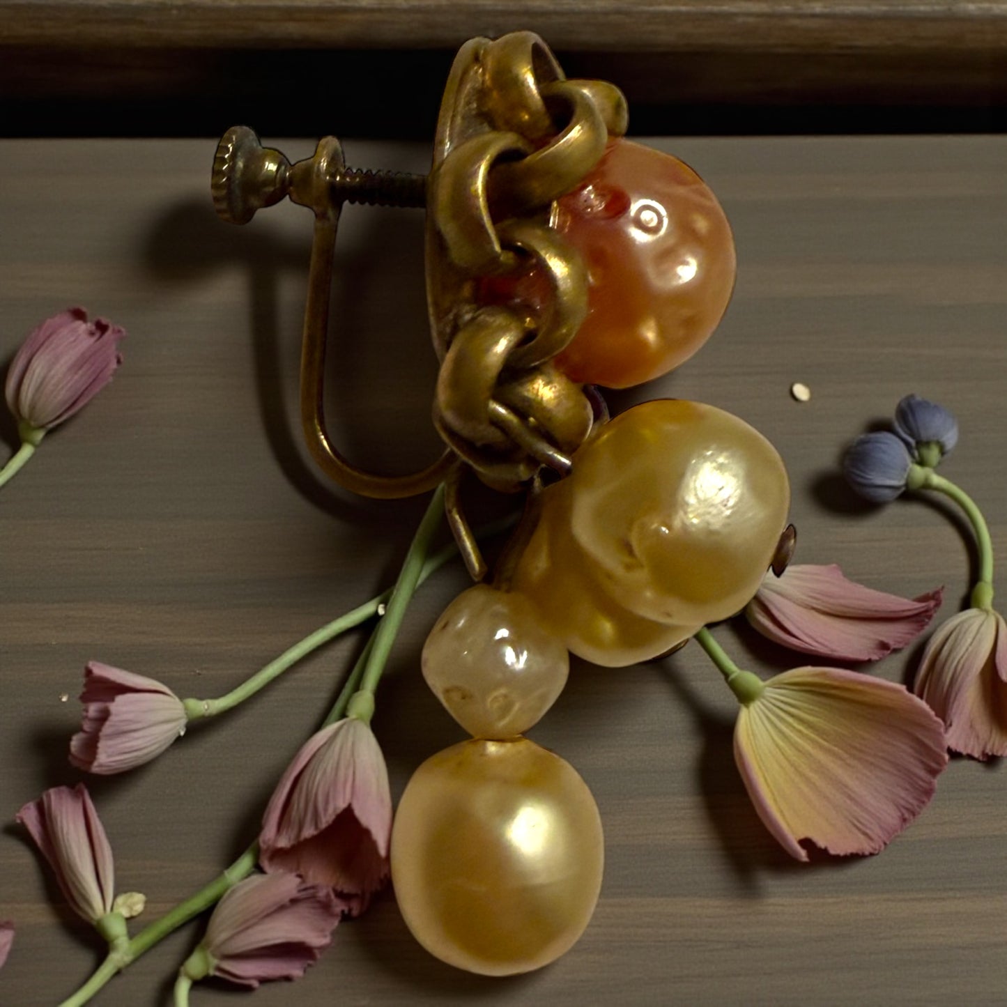 Antichi splendidi orecchini dorati anni ‘30 con faux perles barocche, chiusura a vite