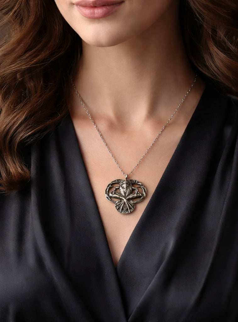 Medaglione liberty placcato argento, firmato, a guisa di rana in cornice floreale