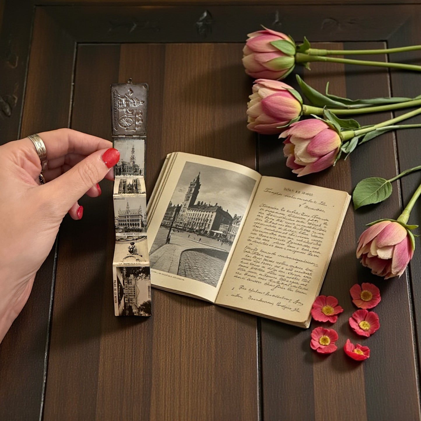 Pendente segreto a libro con fotografie antiche di Bruxelles, argentato anni ‘20