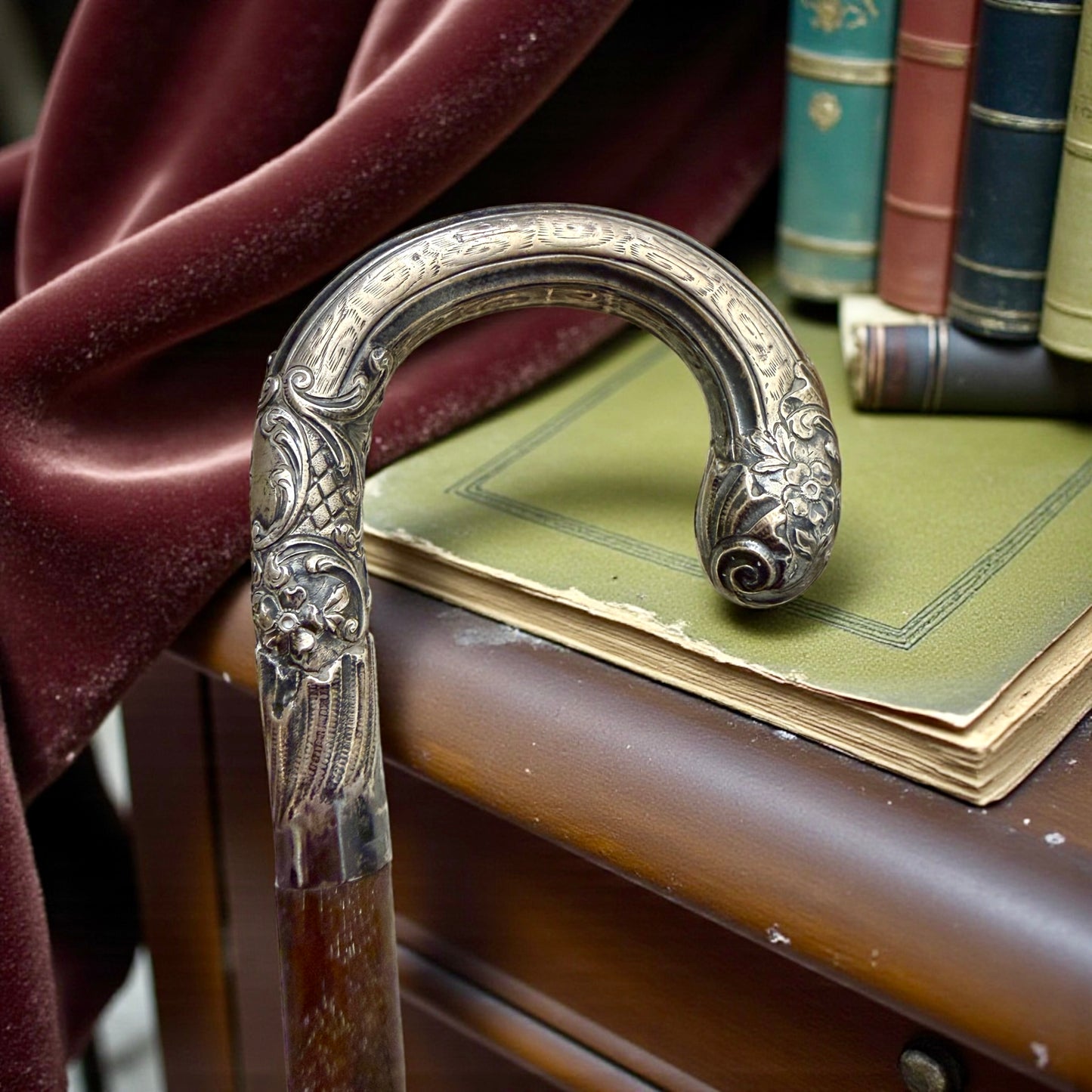 Antica impugnatura in argento per ombrello, fine ‘800 riccamente cesellata con monogramma