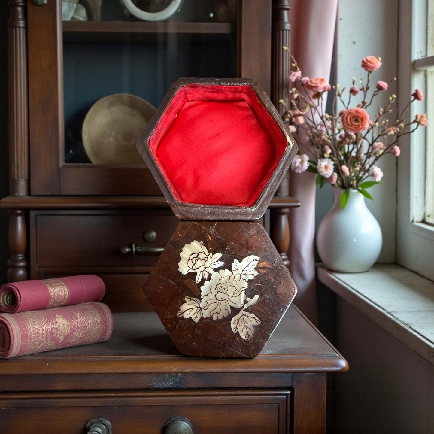 Antica scatoletta portagioie ottagonale con seta rossa ed intarsio madreperla