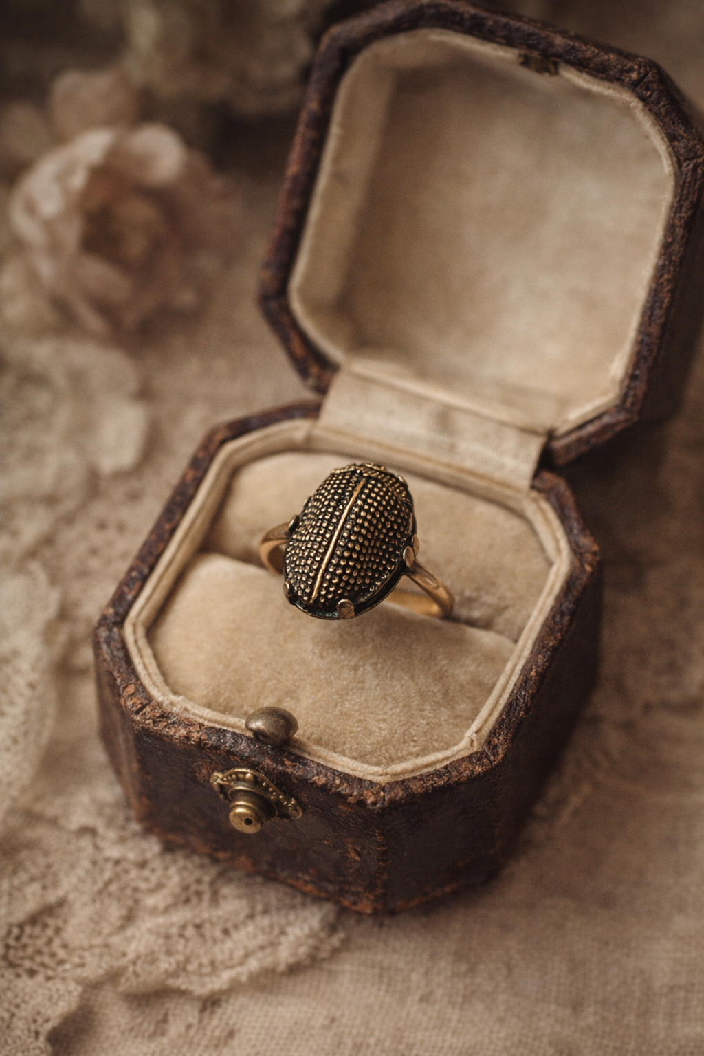 Anello raro vittoriano con scarabeo placcato in oro