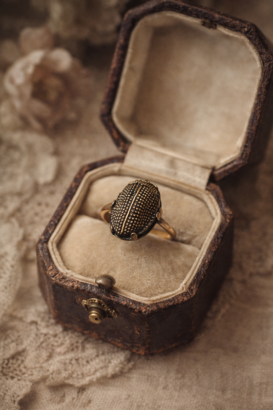 Anello raro vittoriano con scarabeo placcato in oro