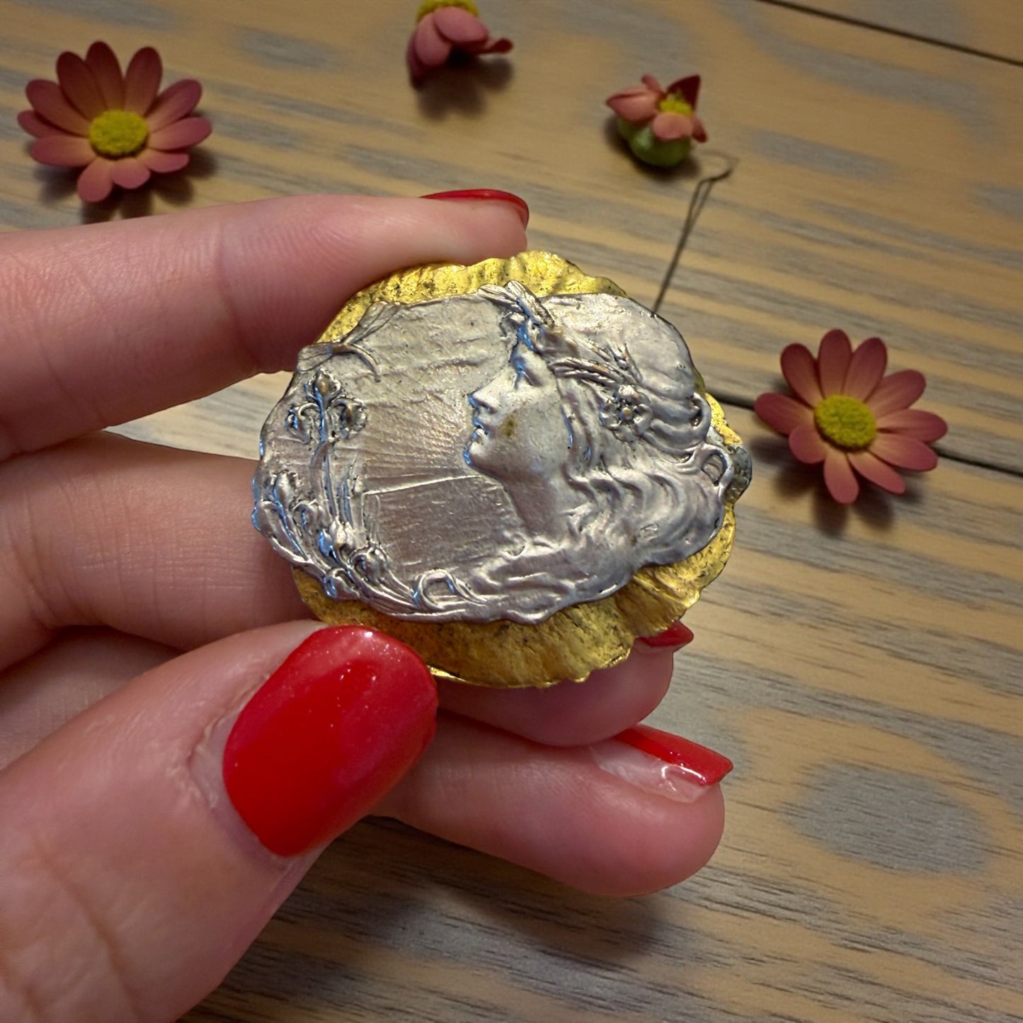 Clip / spilla ferma foulard con volto Art Nouveau alla Alphonse Mucha, doppia montatura argentata e dorata